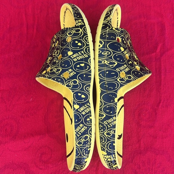 RARE 🥰😉 CROCS Smiley World “Smiley Face” Yellow & Black Slides / Sandals 😉🥰 - Picture 10 of 17